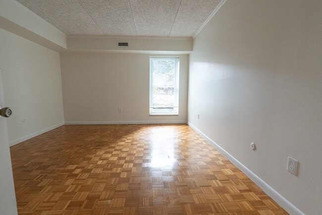 Building Photo - 44 Broadlawn Park