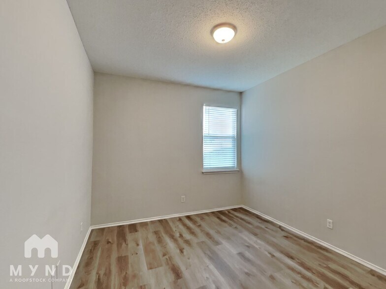 Building Photo - 3941 Overlake Dr