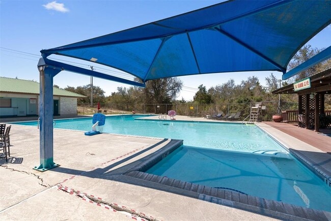 Building Photo - 312 Country Club Dr