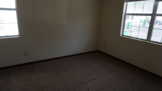 Building Photo - Great Condo on Bemiss