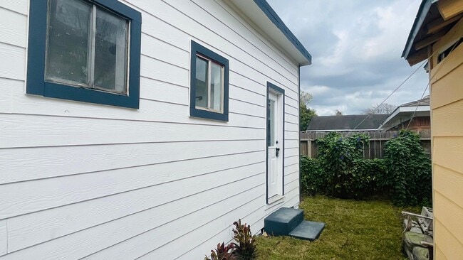 Building Photo - 413 N Live Oak St