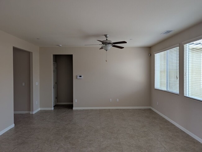 Building Photo - Modern and well appointed home in Clovis, ...