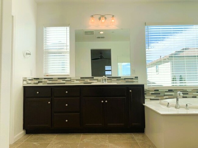 Building Photo - GORGEOUS 4 BED 3BATH HOME - DOWNSTAIRS BED...