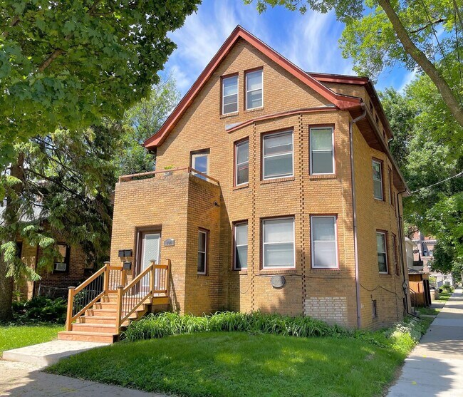 Primary Photo - 104 S Mills St