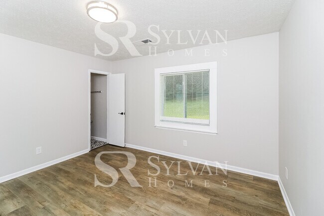 Building Photo - Enjoy the good life in this 3 BR, 2 BA ran...