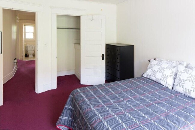 Building Photo - 7 Bedroom 3 Bathroom Unit with Updates! Available August 2026