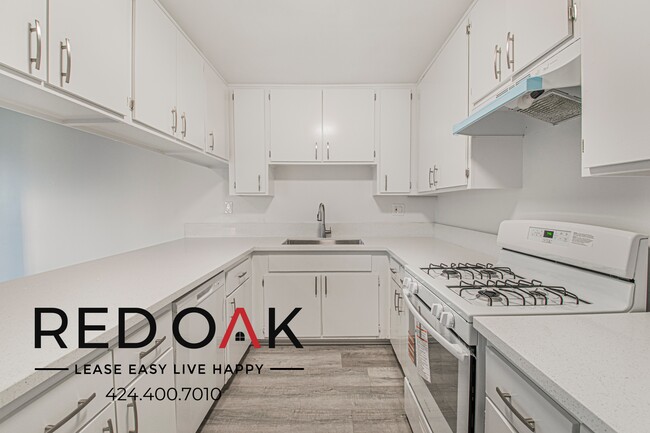 Building Photo - 10133 Pinewood Ave