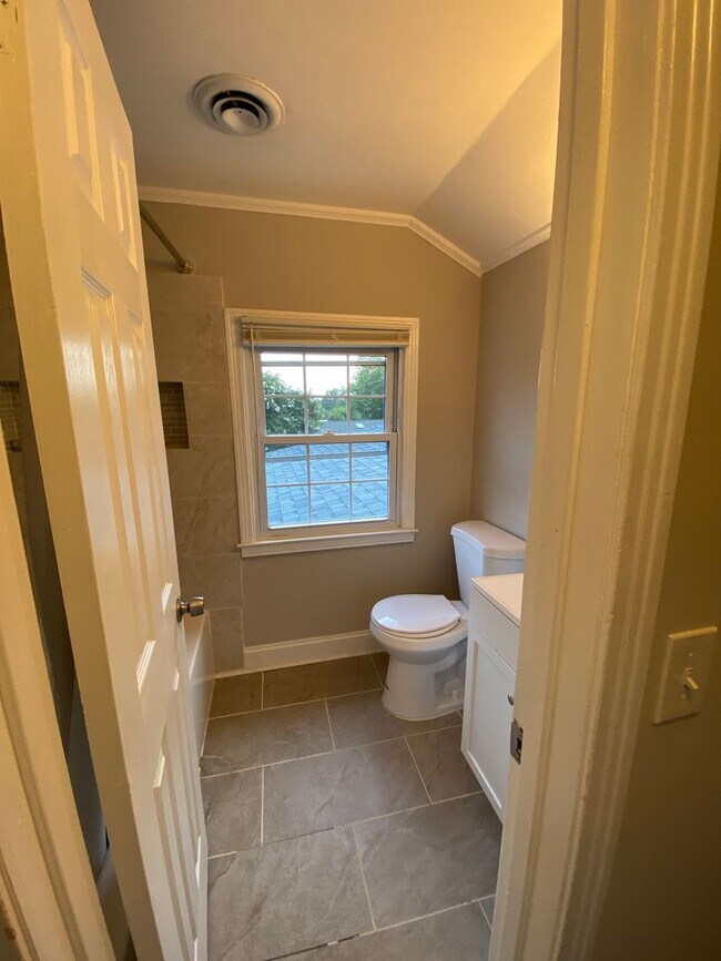 Building Photo - Spacious 5Bed/3.5Bath Townhome in Prime To...
