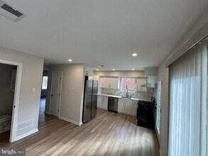 Building Photo - 104 Stuart Ave