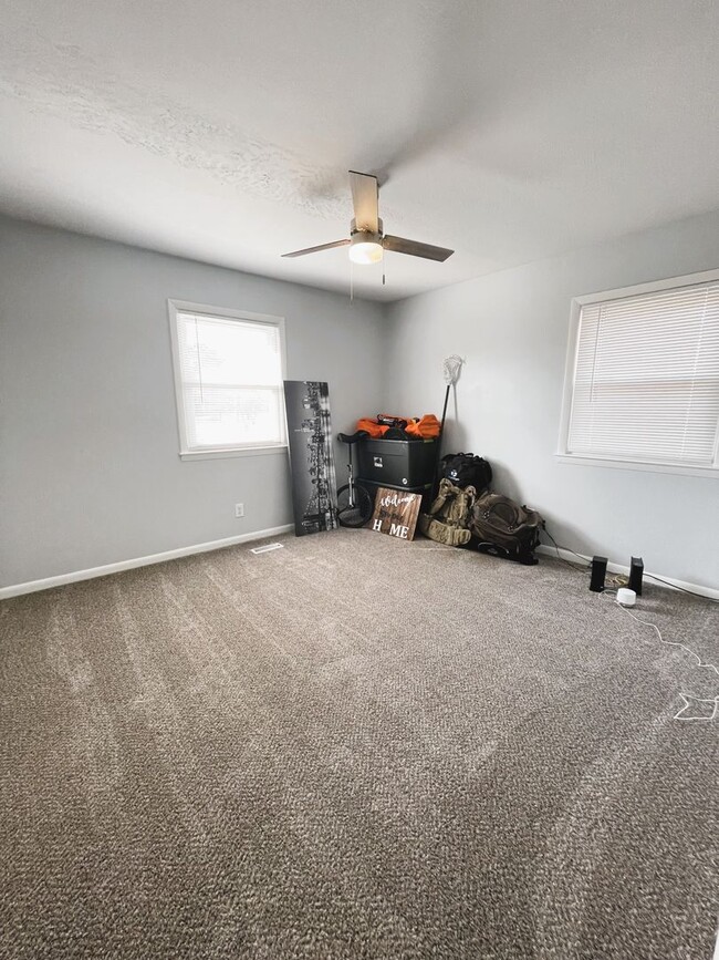 Building Photo - 3 Bedroom 2 Bathroom- Pets Considered