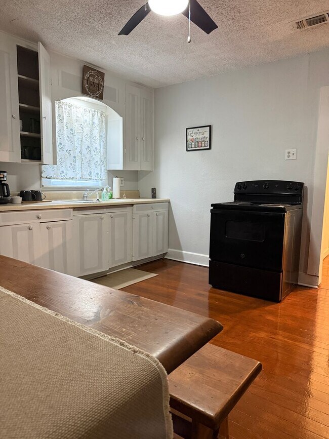 Building Photo - Charming 2-bedroom, 1-bath home