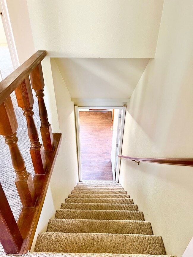 Building Photo - LARGE HOME WITH HUGE BONUS AREA