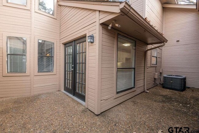 Building Photo - 5917 Hollytree Dr