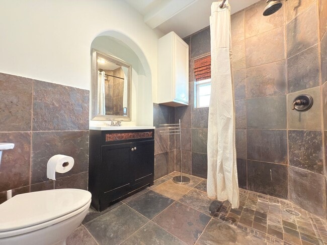 Building Photo - Luxury 3-Bedroom + Bonus Room Home in Gate...