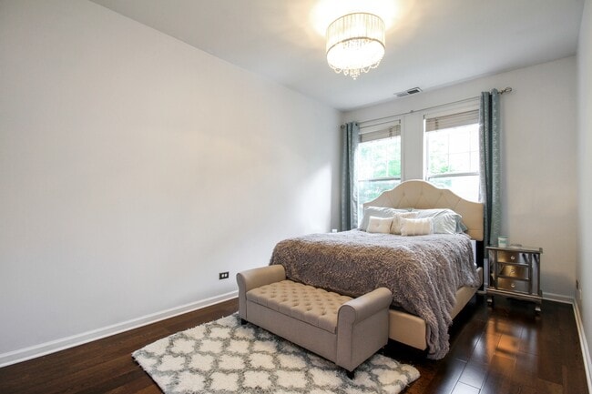 Building Photo - 305 W Scott St