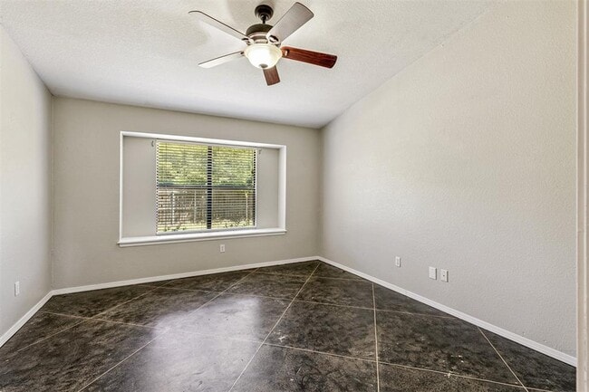 Building Photo - 2101 Harbor Dr