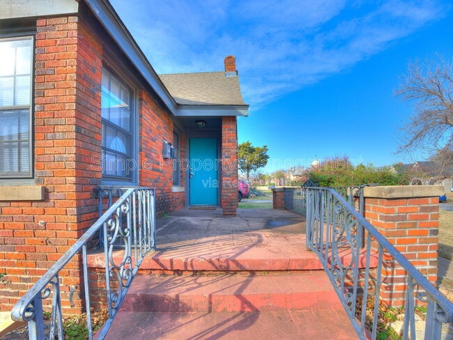 Building Photo - 816 NE 20th St