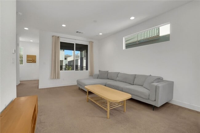 Building Photo - 140 Allusion