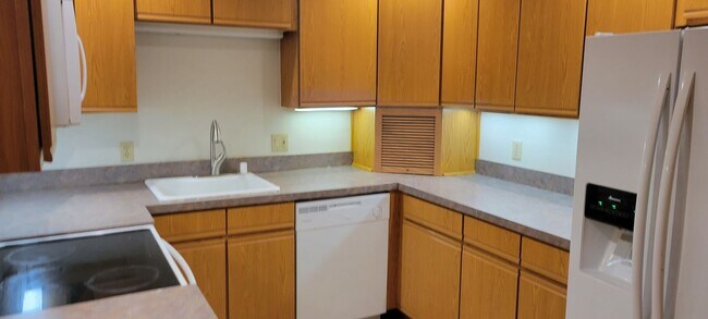 Building Photo - Redmond Bridle Trails One bedroom!
