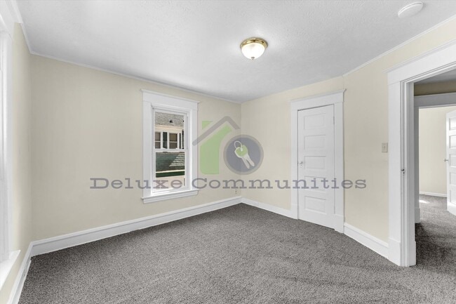 Building Photo - 3 Bedroom Eastown Home!