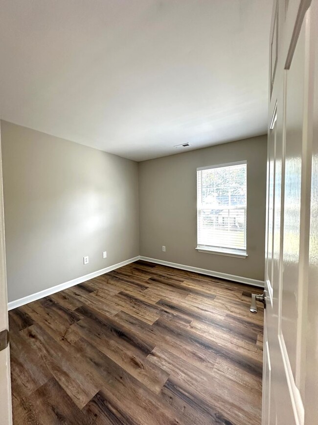 Building Photo - Completely renovated home located in Five ...