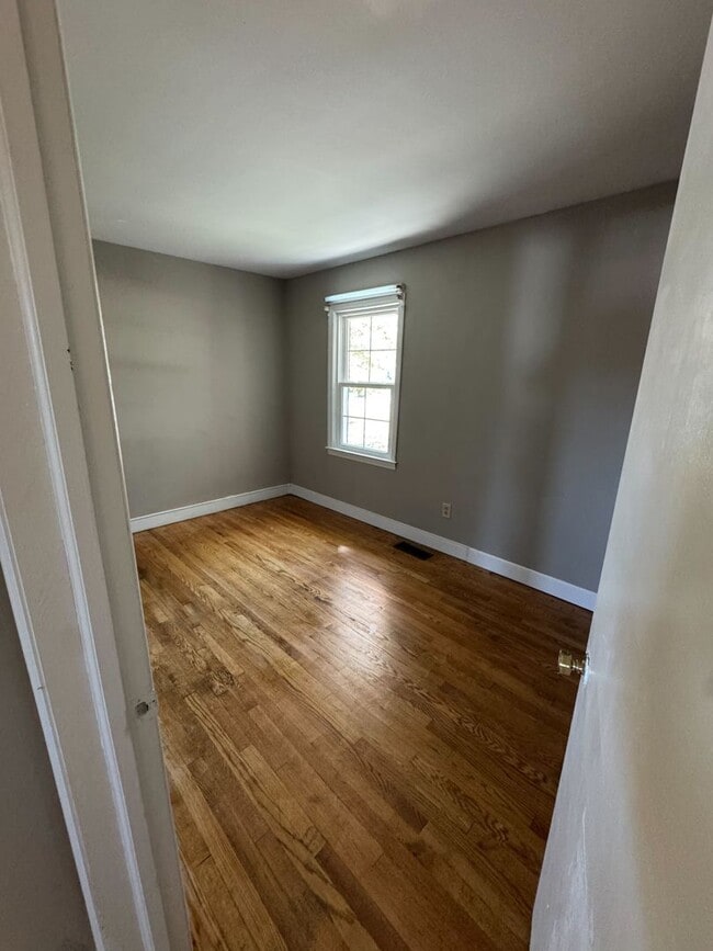 Building Photo - Updated Home with Parking in Radford