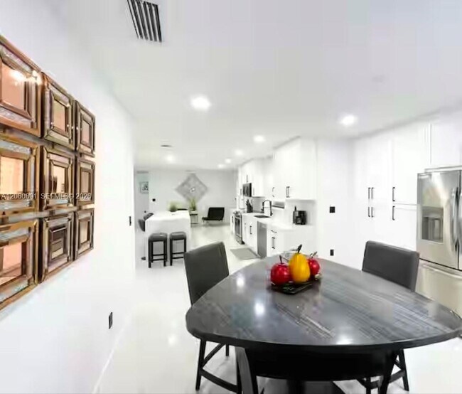 Building Photo - 301 SW 136th Ct