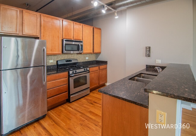 Building Photo - 1224 W Van Buren St