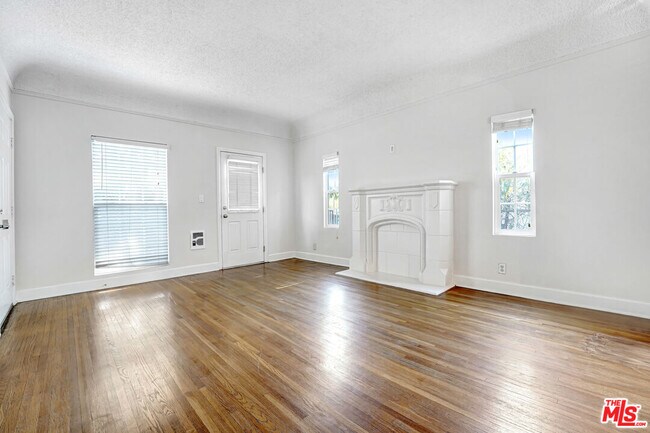 Building Photo - 1359 Cloverdale Ave
