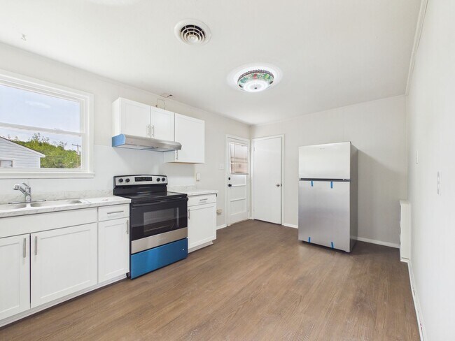Building Photo - 2400 Beck Dr
