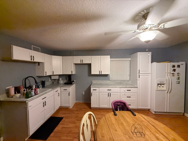 Building Photo - 220 St George Dr