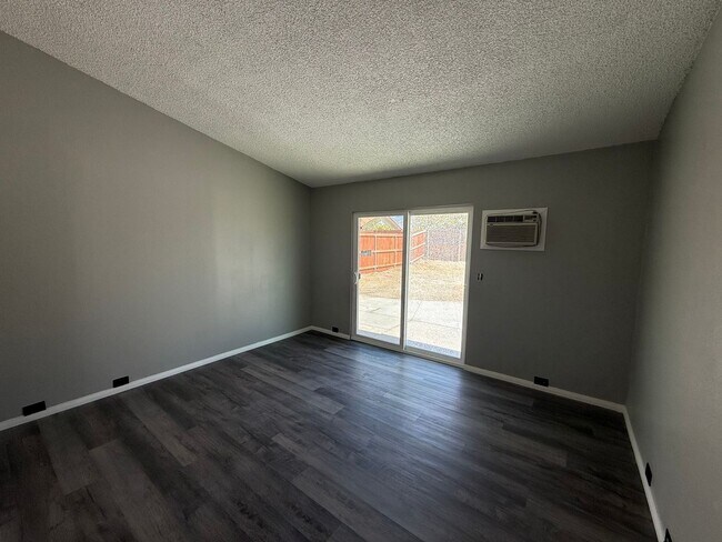 Building Photo - 4 bedroom 2 bath!