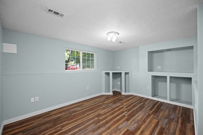 Building Photo - 4 Bedroom Northeast Spokane Home - Availab...