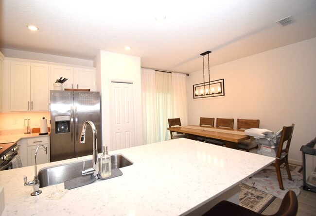 Building Photo - Spacious 3-bedroom, 2.5-bath townhome