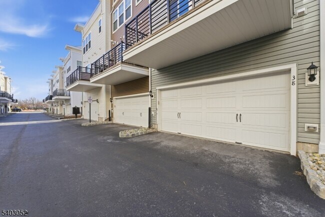 Building Photo - 38 Bond St