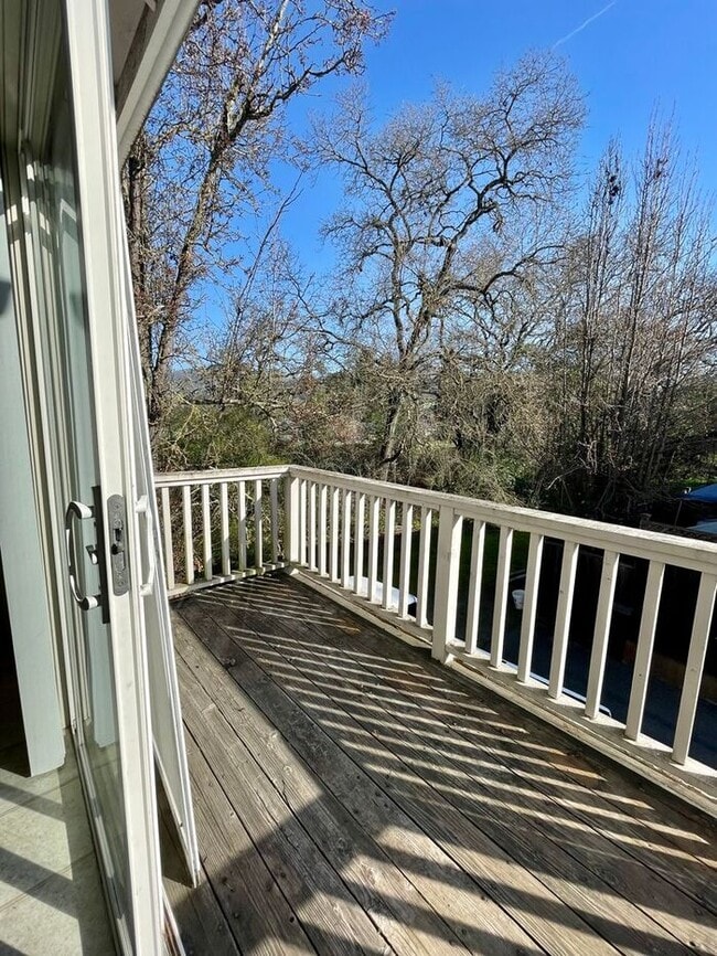 Building Photo - Great 2 bed, 2 bath, 2-story end-unit Condo in Rincon Valley!