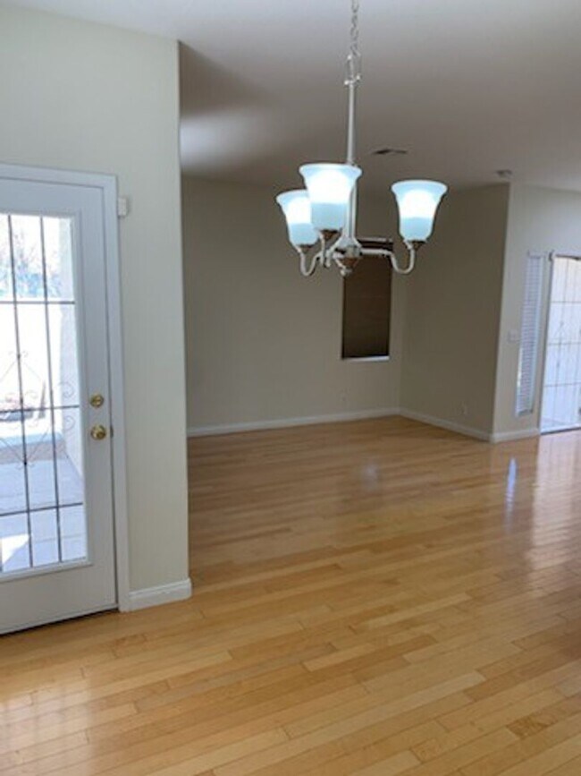 Building Photo - Amazing 2 bedroom Home- NW