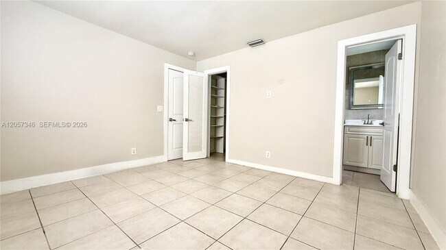 Building Photo - 320 Holloway Dr