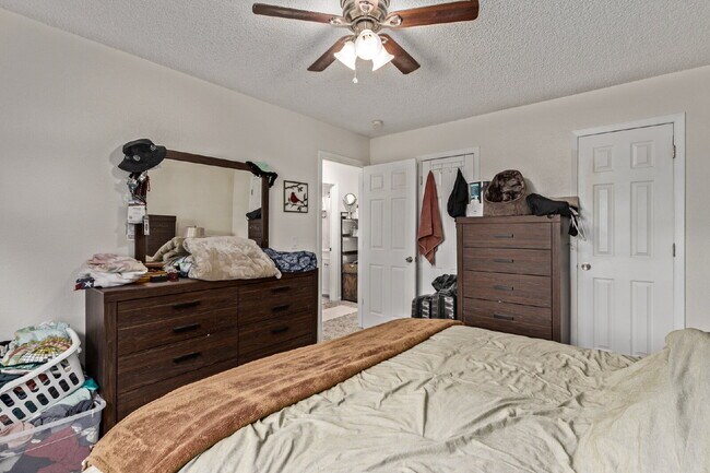 Building Photo - Lovely Three bed / Two bath for rent