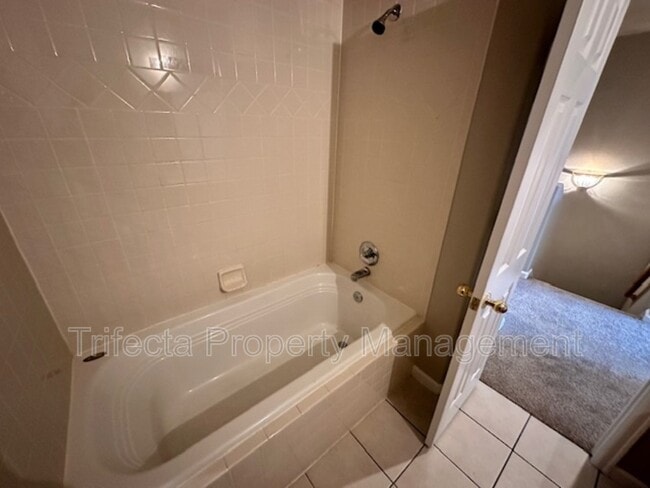 Building Photo - 2845 Willow Tree Ln