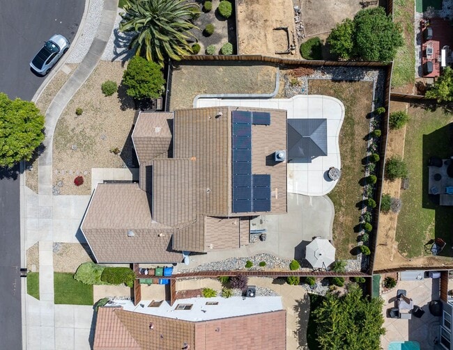 Building Photo - Gorgeous 4 Bedroom with SOLAR in Shadow Lakes!