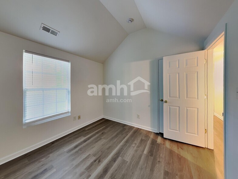 Building Photo - 5620 Bolitar Dr