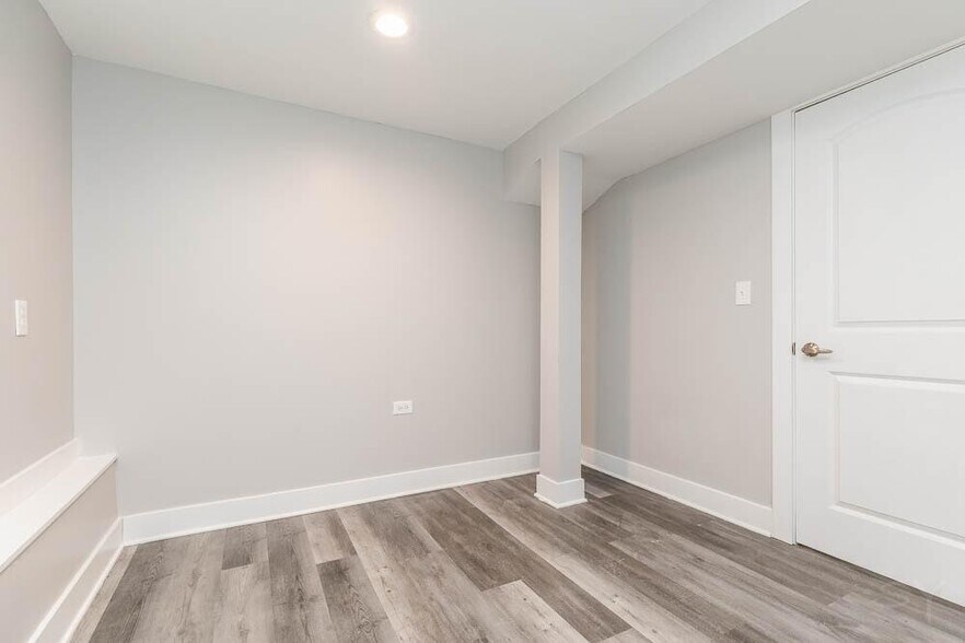 Building Photo - 2200 N Kenneth Ave