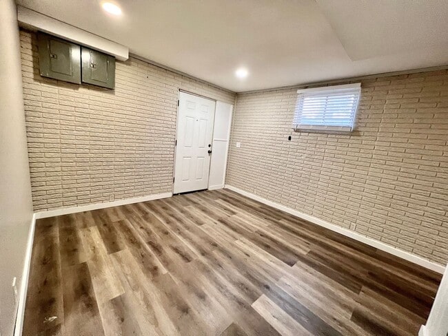 Building Photo - Updated 2 Bed Duplex in Central MHK - Augu...