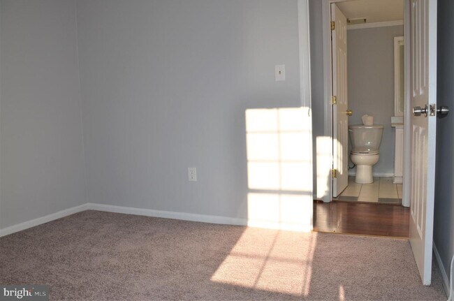 Building Photo - 3311 Lakeside View Dr