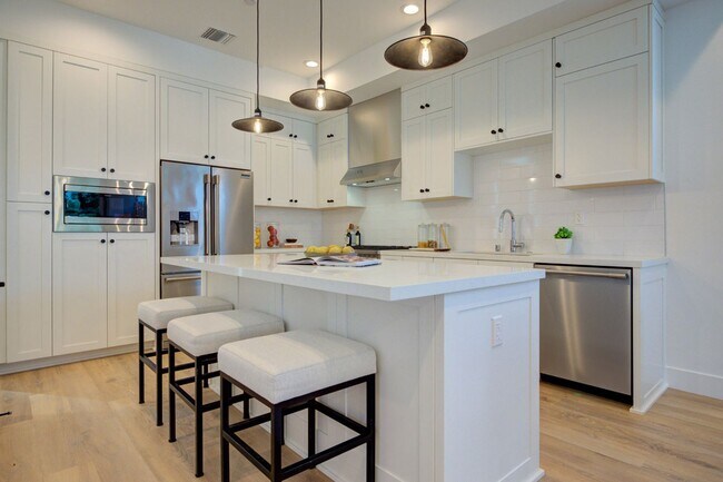 Building Photo - Fantastic 2 Story Farm House style Home with 4 Bedrooms and 3 Baths in Mid City area