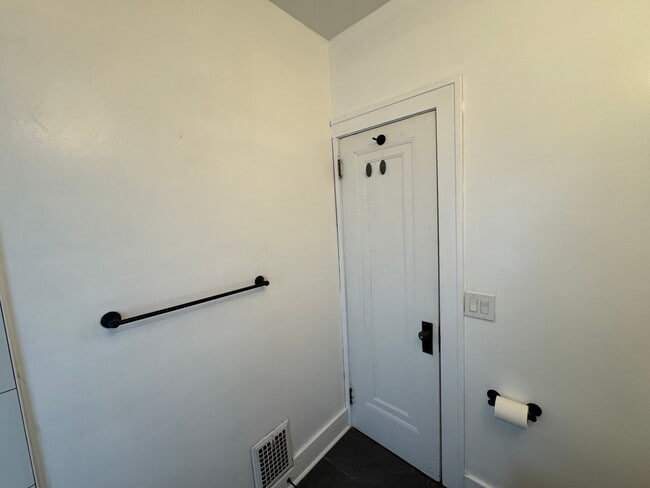 Building Photo - 2115 Lewis Dr