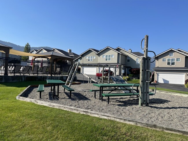 Building Photo - 221 Parkway Dr