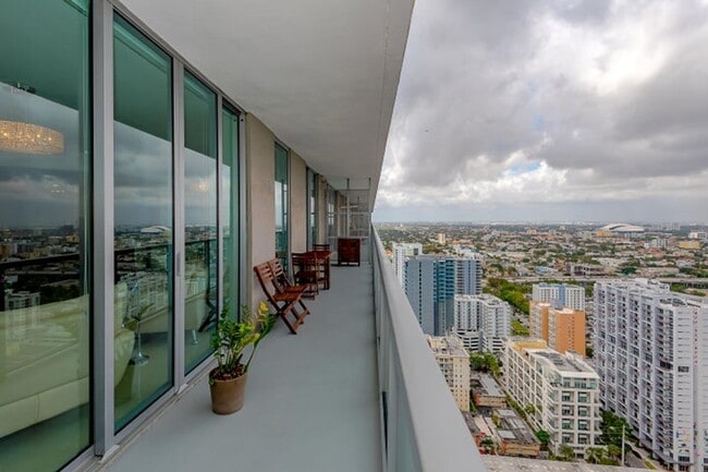Building Photo - 1111 SW 1st Ave
