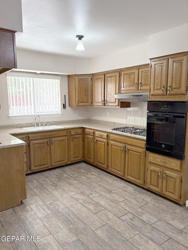Building Photo - 3330 Wedgewood Dr